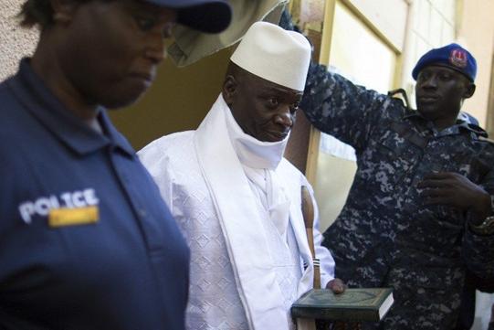 Le président Yahya Jammeh à la sortie des urnes pour la présidentielle gambienne, le 1er décembre 2016 à Banjul